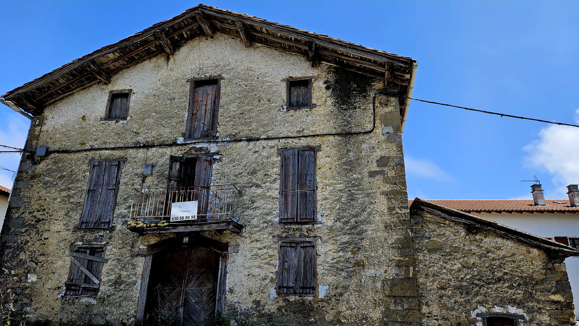 Estado actual de la fachada de la casa, con sus contraventanas y puertas de madera